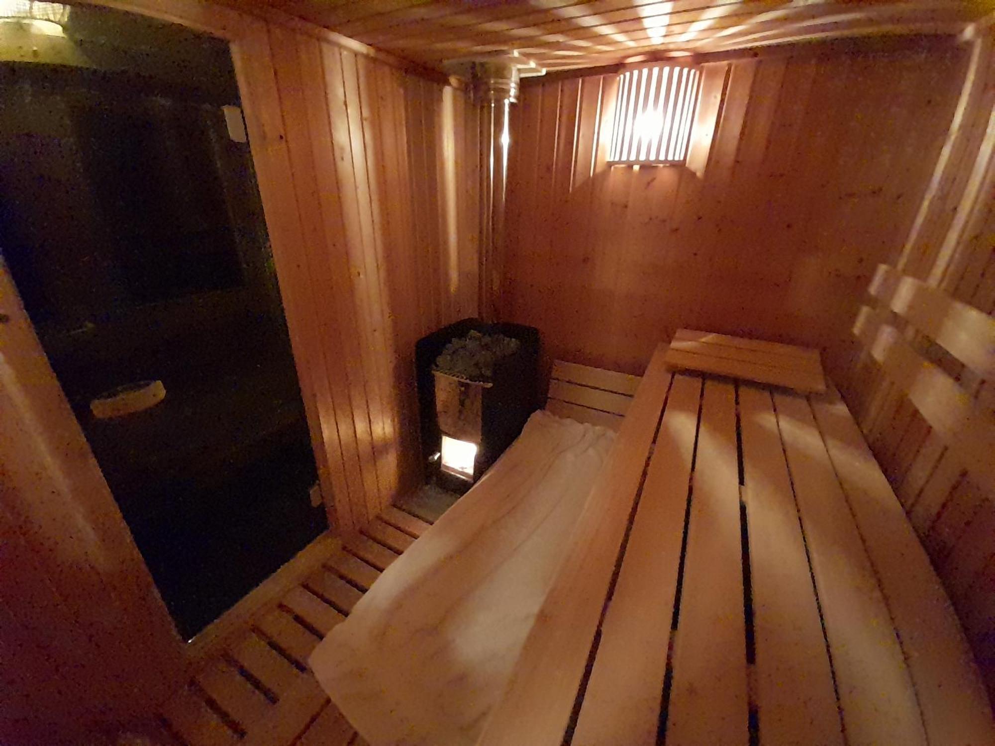 Beautiful 6-Person Chalet With Finnish Wood-Fired Sauna Tzummarum エクステリア 写真