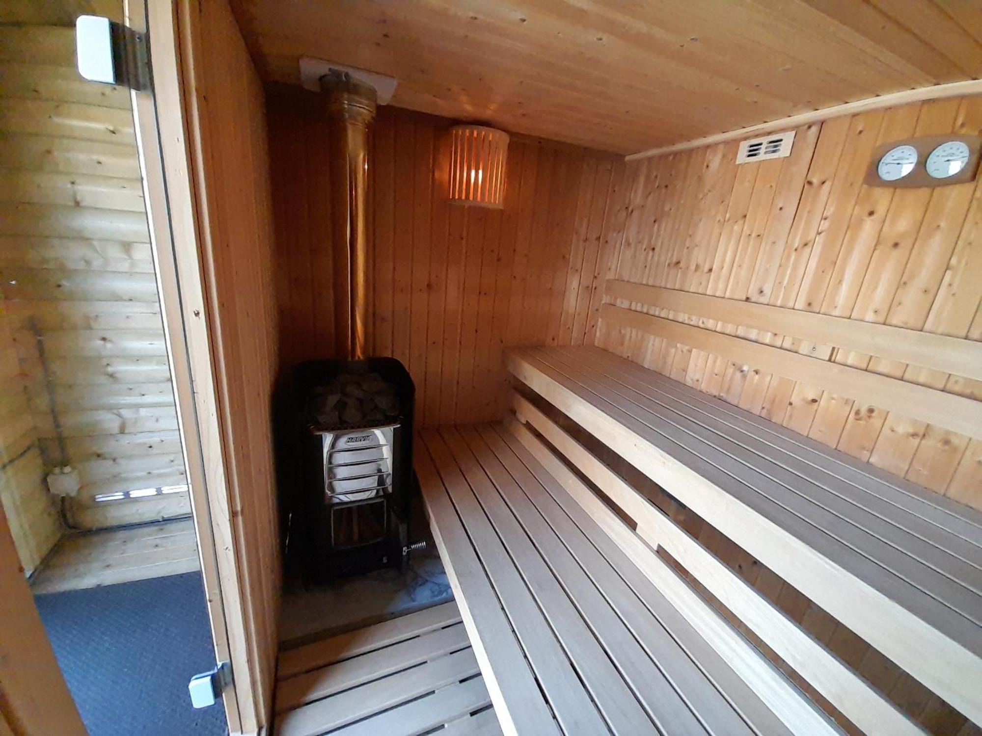 Beautiful 6-Person Chalet With Finnish Wood-Fired Sauna Tzummarum エクステリア 写真